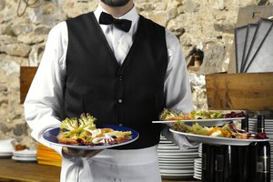 Si un paciente con cáncer come en un restaurante, debe evitar los platos y utensilios lavables. Utiliza recipientes y utensilios para llevar en su lugar.