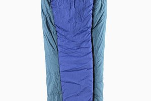 En primer lugar, carga tu saco de dormir en el fondo de tu mochila, ya que no lo necesitarás de inmediato.