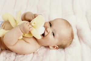 Los masajes y el contacto con su madre son una parte fundamental para el crecimiento del bebé.
