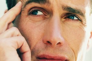 La ptosis puede causar dolores de cabeza, pérdida de la visión y dificultad para abrir los ojos .