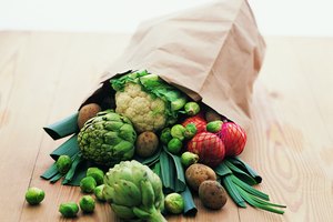 La dieta debe contener granos sobre todo integrales, frutas, verduras y productos lácteos sin grasa o bajos en grasa.