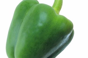 El zumo hecho de pimientos verdes proporciona una cantidad generosa de vitamina C.