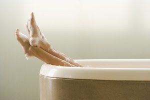 Toma un baño frío para reducir el dolor abdominal.