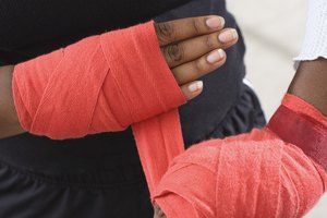 La cinta atlética ayuda y da soporte a los músculos en tratamiento durante la actividad.