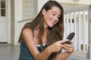 Los dispositivos TTY permiten escuchar y hablar con las personas con deficiencias para comunicarse por teléfono.
