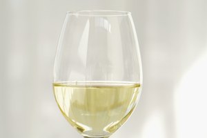 Una botella de 750 ml de vino tiene aproximadamente 5 medidas de 150 ml (unas 5 onzas líquidas).