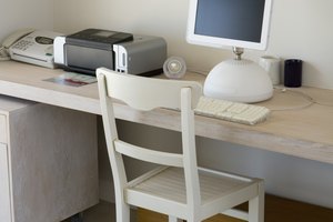 Puedes diseñar tu propio membrete usando las herramientas de Microsoft Word 2010.