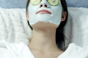 Sigue un paso adicional después de tu limpieza nocturna con una mascarilla hecha en casa.