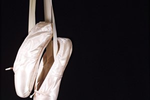 Registra a tus niños en clases de arte o ballet.