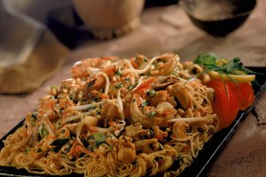 El pad thai es una comida nutritiva, pero ten cuidado con las porciones gigantes de los restaurantes.