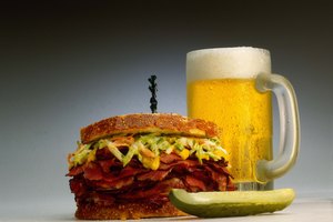 Es probable que un sándwich Reuben grande tenga muchas calorías.