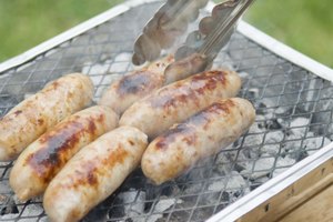 Chorizos grillados al aire libre.
