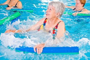 Prueba los ejercicios aeróbicos en el agua para aliviar el impacto en tus articulaciones.
