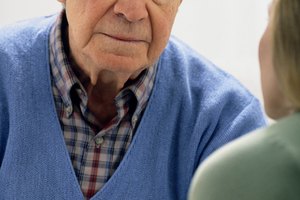 Constantemente tendrás que repetir las cosas a una persona con senilidad, sé paciente.