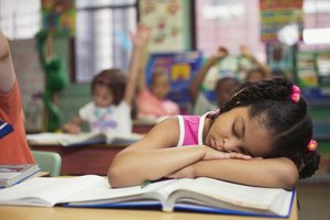 Un niño que se queda dormido durante el día indica que tiene problemas de sueño.