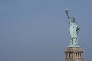 La Estatua de la Libertad se encuentra en el New York Harbor, entre Nueva York y Nueva Jersey.