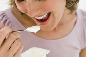 Los probióticos presentes en el yogur pueden aliviar el estreñimiento.