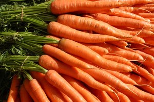 Ten cerca zanahoria, apio, pepino y otros vegetales picados para satisfacer tus antojos como alternativa saludable a mascar chicle.