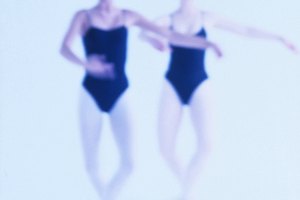 El plié en el ballet requiere fuerza en las piernas, la espalda baja y abdomen.