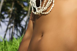 Puedes comprar sostenes de coco en tiendas de insumos para fiestas.