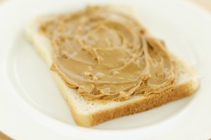 Puedes obtener vitamina E a través de la dieta consumiendo almendras, mantequilla de maní, brócoli y mango.