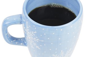 Cuando se aplica tópicamente, la cafeína podría ayudar a reducir temporalmente la apariencia de la celulitis.