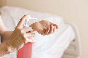 Lava tu cara y manos con jabón y agua.