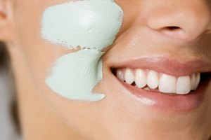 Afortunadamente, hay muchas recetas que puedes usar en casa para crear tus propias cremas para la piel.