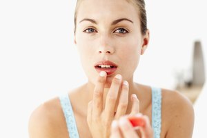 Utiliza un protector labial que humecte y proteja.