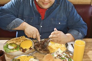 El reflujo ácido puede ser el resultado de comer mucho o puede ser un problema crónico causado por las pobres elecciones de comida.