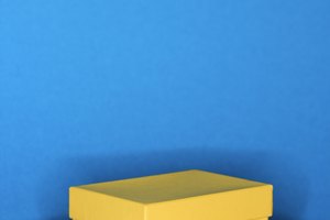 Aplica pegamento para unir la parte inferior de la caja de zapatos.