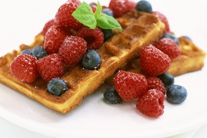 La fruta fresca es una cubierta saludable para tus waffles.