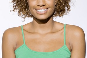 Levanta las raíces de tu cabello seco con un chorro de mousse de peinar.