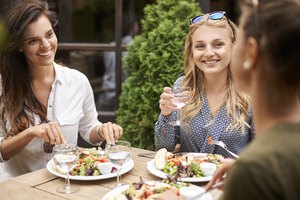 Aunque estés a dieta puedes acudir a un restaurante.