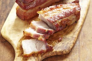 Más mujeres que hombres reportan comer tocino.