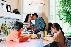 Besos y abrazos en frente de los niños pueden ser algo bueno.