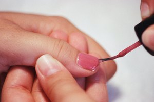 Mantén tus uñas pintadas para evitar la tentación de morderlas.