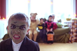 Mantén a tus pequeños monstruos seguros por Halloween.