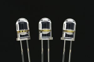 Los LED infrarrojos producen luz en el espectro infrarrojo que no es visible para el ojo humano.