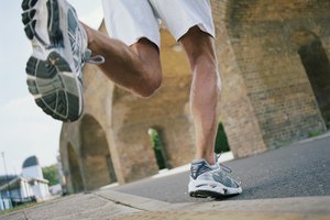 Los pasos cortos al correr pueden ayudar a prevenir que la rodilla se trabe.