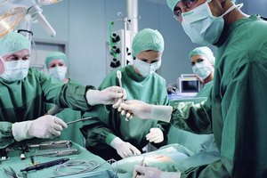 Antes de la cirugía, los médicos realizan pruebas para determinar si el cáncer se ha diseminado fuera del páncreas, en cuyo caso la operación sería inútil.