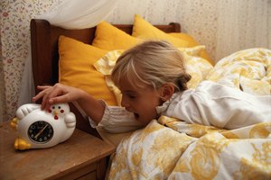 Mover su reloj alarma más lejos puede alentar a que tu hijo se levante.