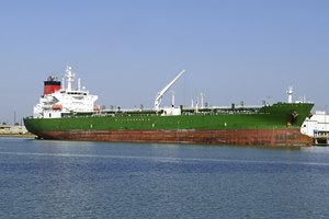 La proa de un barco de carga grande en el puerto.