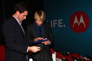 Puedes enviar un mensaje a múltiples destinatarios con tu Motorola Android.
