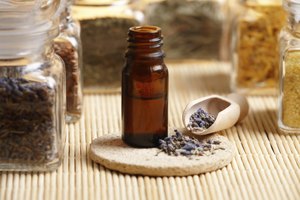 Pétalos secos de borraja con un frasco de aceite y otras hierbas secas en frascos.