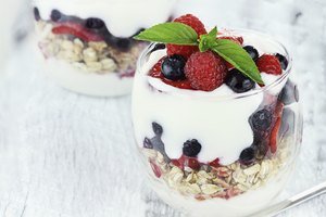Fruta y yogur.