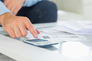 Un hombre utilizando una calculadora