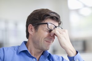 Un hombre con dolor de cabeza por tensión.