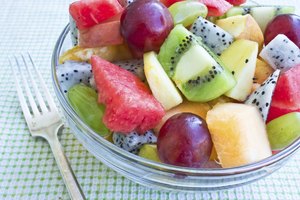 Cazuela con ensalada de frutas.