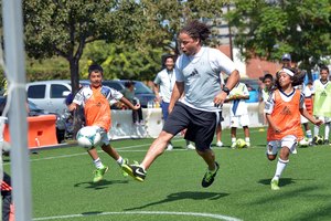 Los juegos pueden ser parte del acondicionamiento aeróbico, como lo demuestra Cobi Jones.